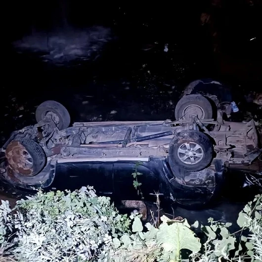 Kars'ın Kağızman ilçesinde pikap dereye devrildi: 3 yaralı
