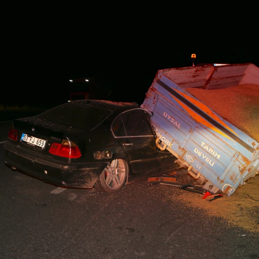 Kars'ta Korkunç Kaza: Otomobil Arpa Yüklü Römorka Çarptı, 3 Yaralı