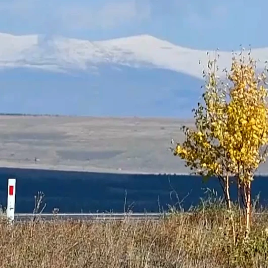 Kars'ta Dağların Zirvesi Karla Kaplandı: Güneşle Kartpostallık Manzara