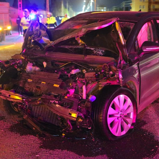Kars'ta feci kaza: Otomobil direğe ve araca çarptı, 4 yaralı