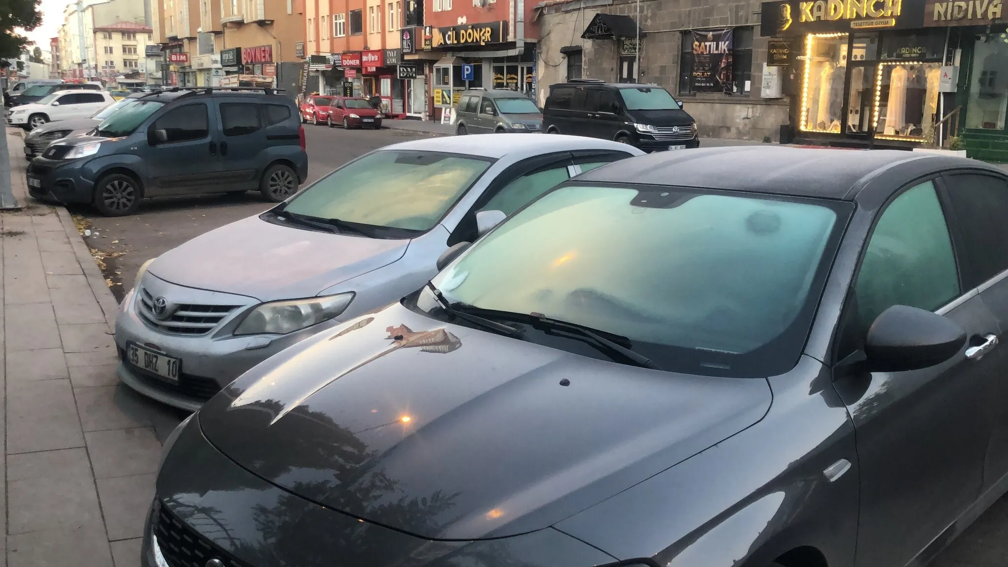 Kars'ta Termometreler -7'yi Gördü: Araç Camları Buz Tuttu
