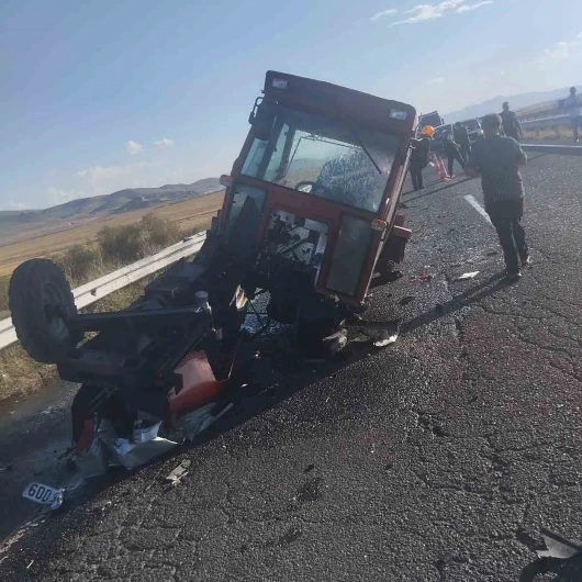 Kars'ta traktör ile otomobil çarpıştı: 6 kişi yaralandı