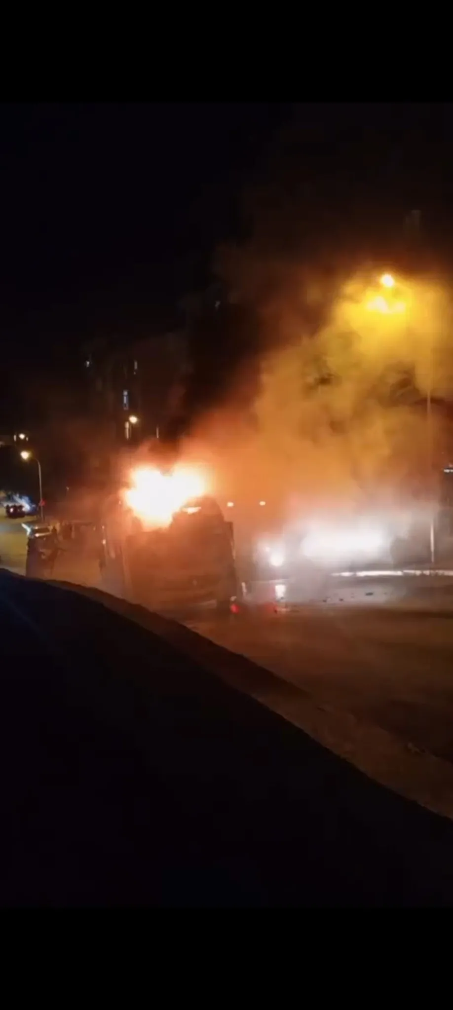 Kartal'da Minibüs Alev Topuna Döndü, Peş Peşe Patlamalar Paniğe Yol Açtı