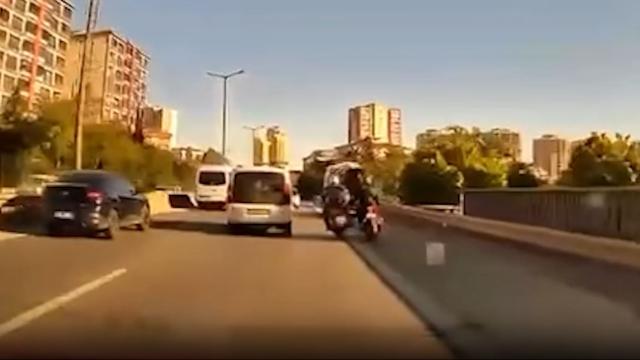 Kartal'da motosikletli emniyet şeridindeki servise çarptı: Kaza anı kamerada