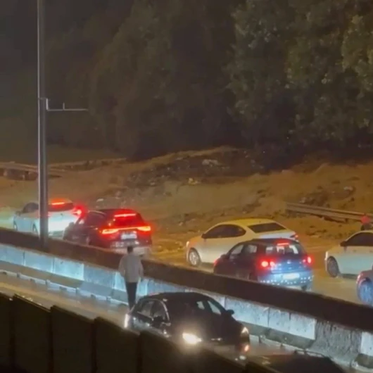 Kartal'da sel suları toprağı sürükledi: TEM bağlantı yolu kısmen kapandı
