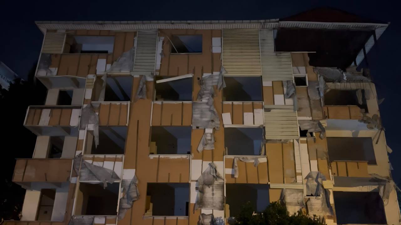 Kartal'da boşaltılan binada çökme: balkon ve duvar yıkıldı