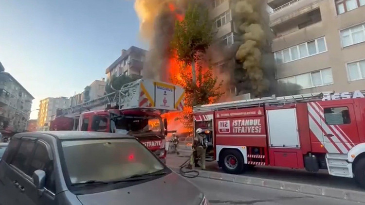 Kartal'da market yangını: 5 katlı bina alevlere teslim oldu