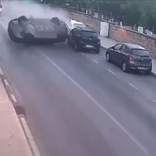 Kartal'da Sürücünün Direksiyon Hakimiyetini Kaybettiği Kaza: Park Halindeki Araçlara Çarpıp Takla Attı