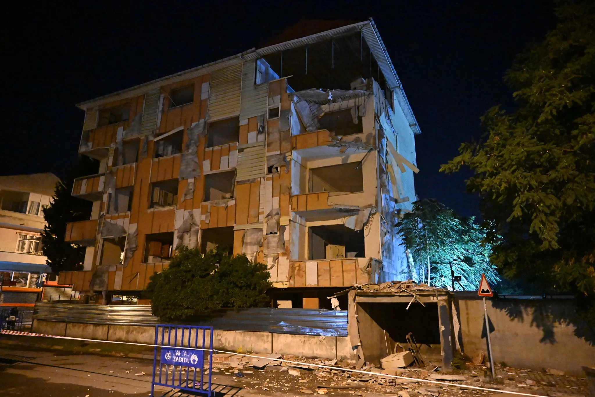 Kartal'da yıkım bekleyen binada korkutan çökme