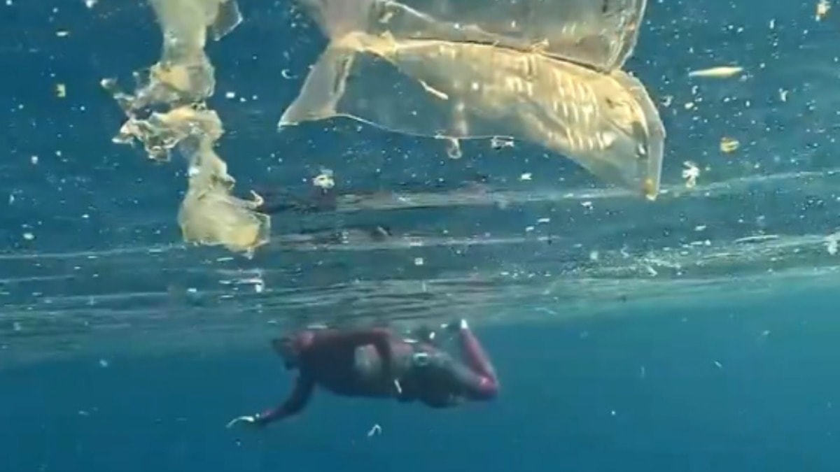Kaş'ta Şok Eden Görüntüler: Tatilciler Plastik Atıklar Arasında Yüzdü
