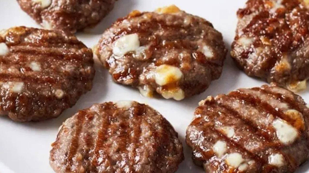 Kaşarın lezzeti köfteyle buluştu: İçi uzayan kaşarlı köfte tarifi