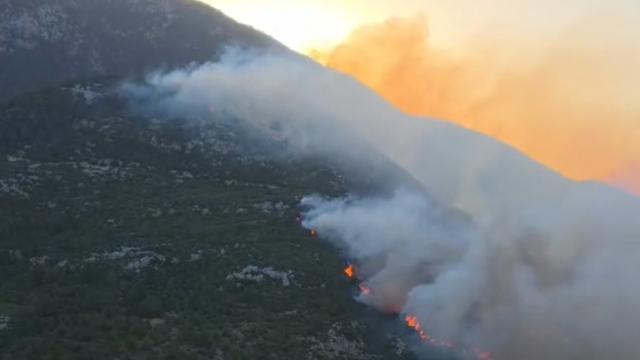 Kaş'ta Orman Yangını: Ekipler Havadan ve Karadan Müdahalede