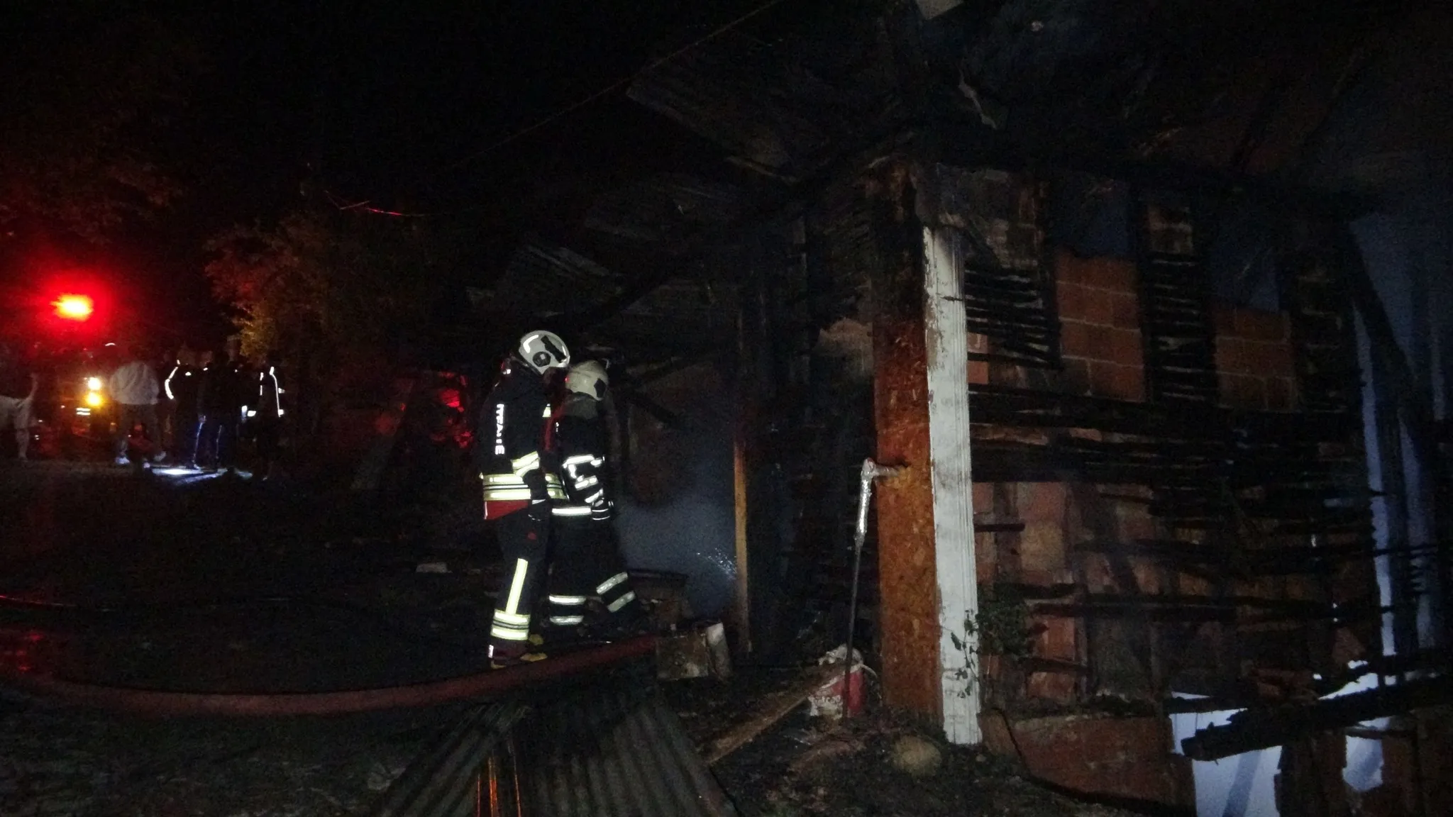Kastamonu'da ahşap ev alevlere teslim oldu, çevre binalar kurtarıldı