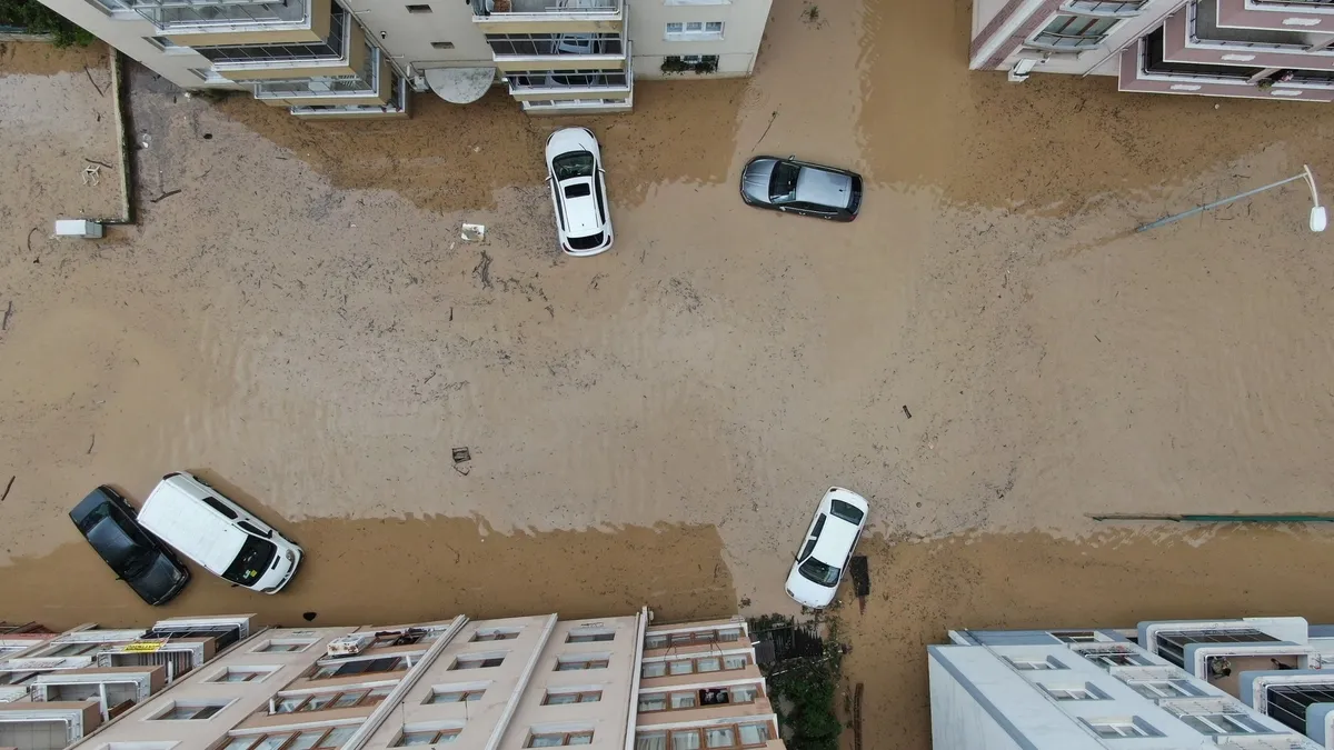 Kastamonu Cide'de sağanak sel getirdi, Devrekani Çayı taştı