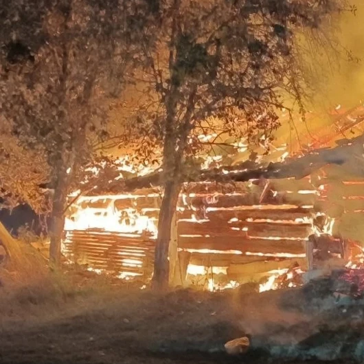 Kastamonu'da Samanlık Yangını: Küle Dönen Yapı Kullanılamaz Hale Geldi