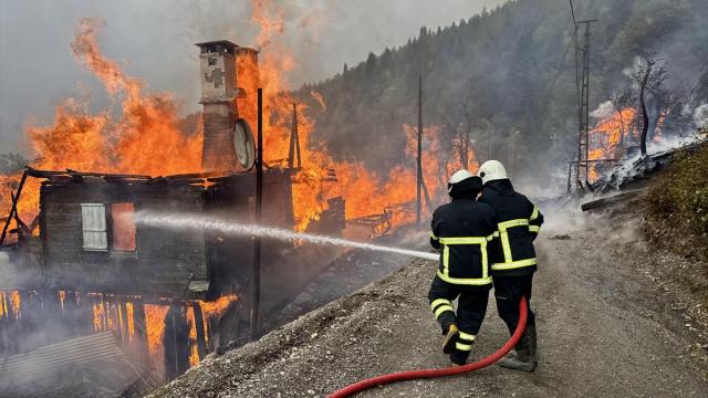 Kastamonu'da köy yangını: 4 eve sıçradı