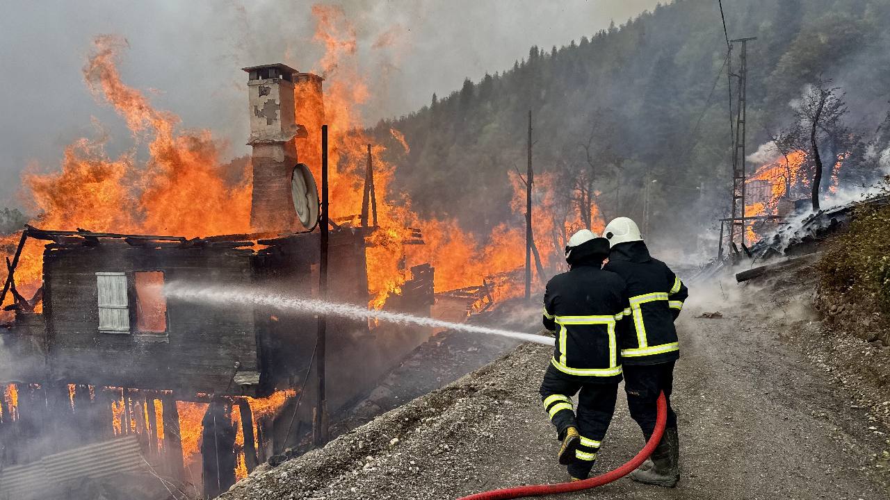 Kastamonu'da köy yangını: Alevler 7 eve sıçradı