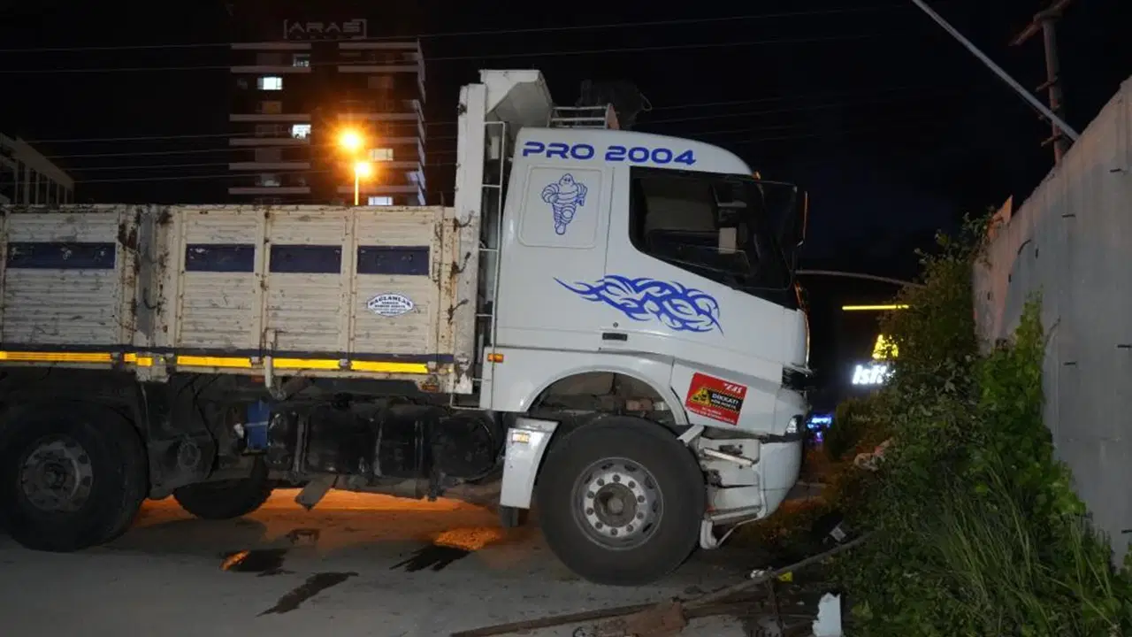 Kastamonu'da Kamyon İstinat Duvarına Çarptı: Sürücü Rahatsızlandı