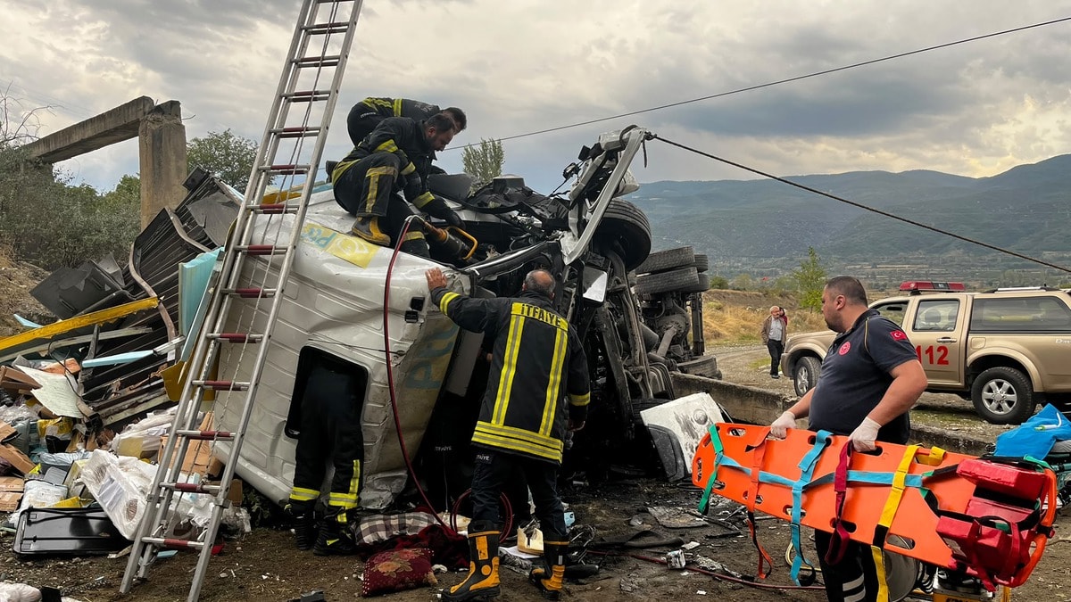 Kastamonu'da kargo kamyonu 25 metreden düştü: 2 yaralı