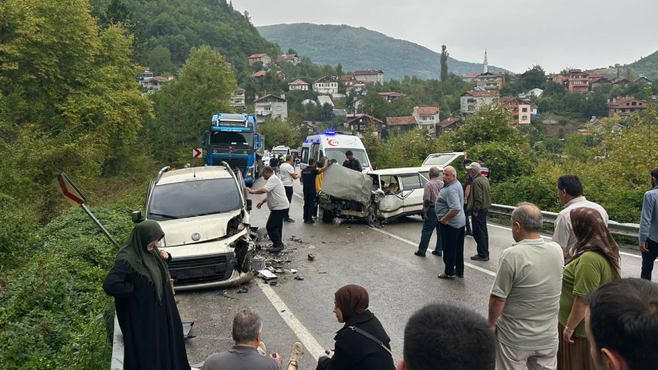 Kastamonu'da kaza: Otomobil ve hafif ticari araç çarpıştı, 7 yaralı