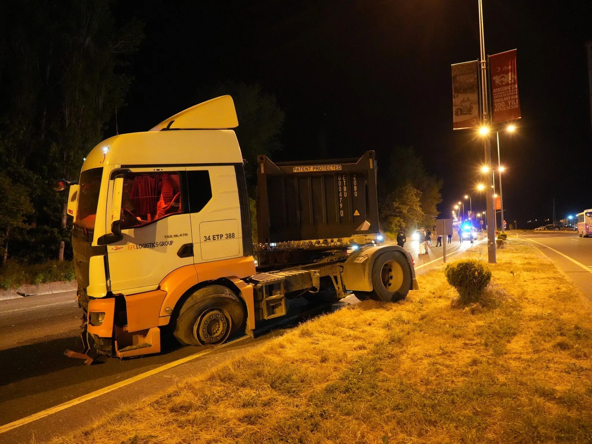 Kastamonu'da lastiği patlayan tır dehşet saçtı: 1 yaralı
