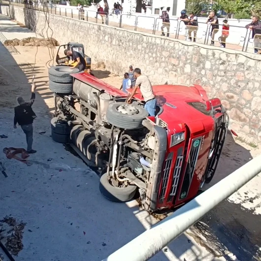 Kastamonu'da park halindeki TIR kendi kendine hareket edip çaya düştü