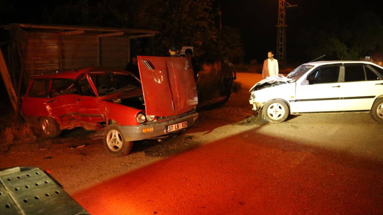 Kastamonu'da iki otomobil çarpıştı: 4'ü çocuk 8 yaralı