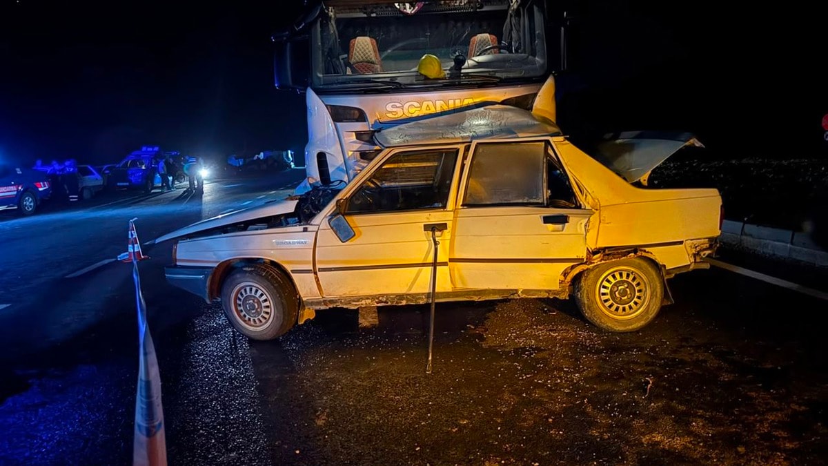 Kastamonu'da Tır ile Otomobil Çarpıştı: 2 Kişi Hayatını Kaybetti