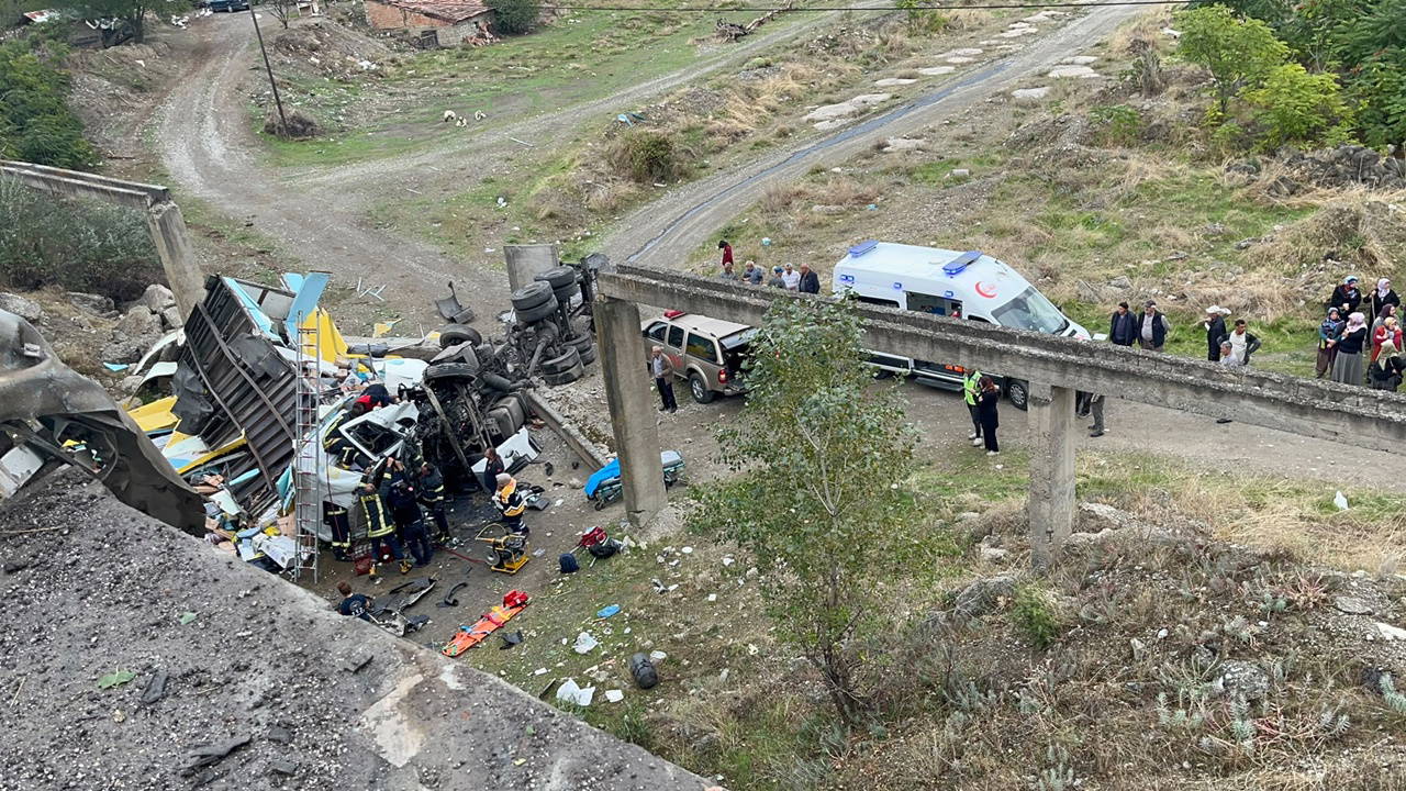 Kastamonu Tosya'da kargo kamyonu köprüden düştü: 2 yaralı