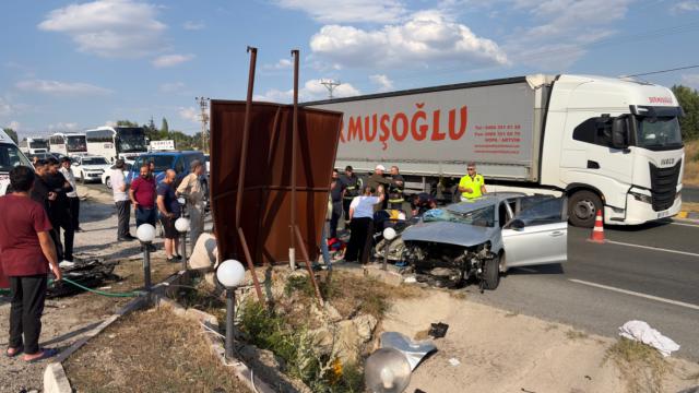 Kastamonu Tosya'da Korkunç Kaza: Menfeze Çarpan Otomobil Devrildi, 2 Kişi Hayatını Kaybetti