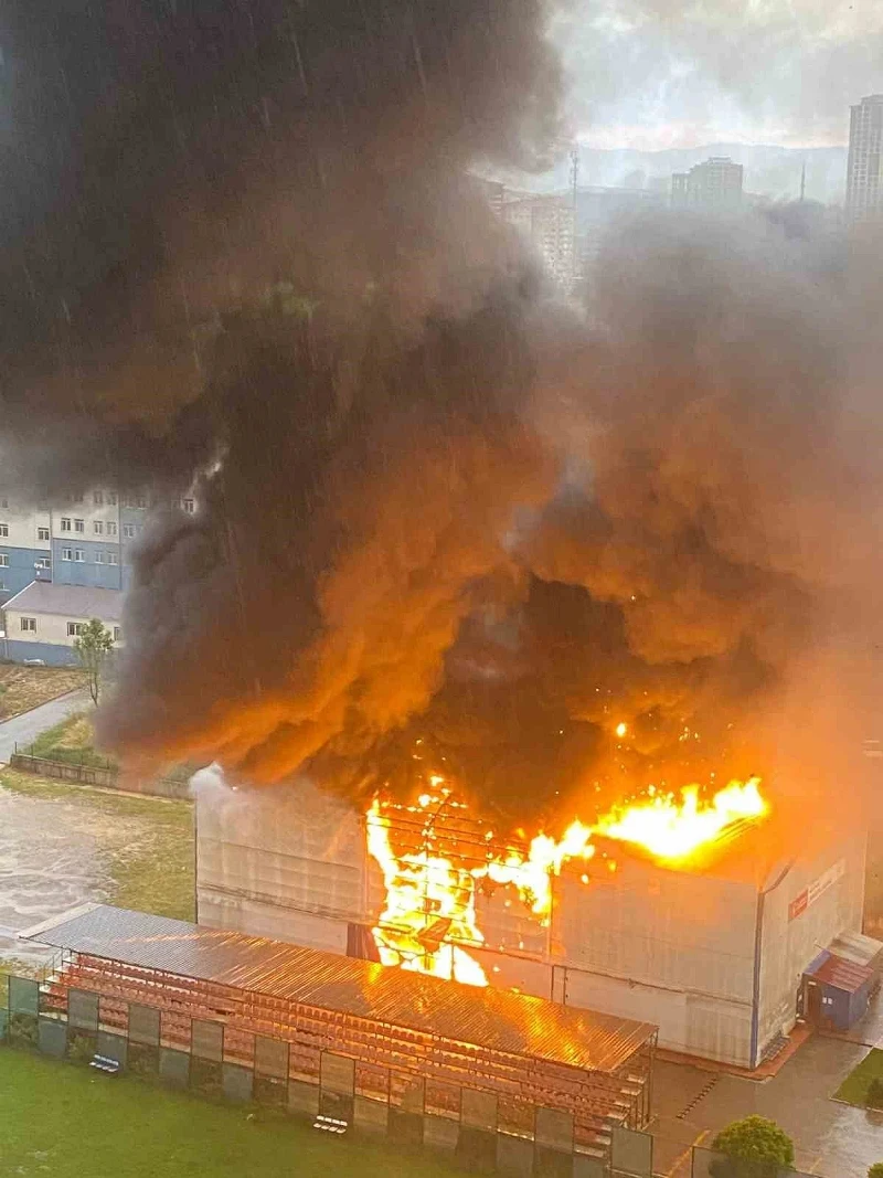 Kastamonu'da yıldırım jimnastik salonunu kül etti