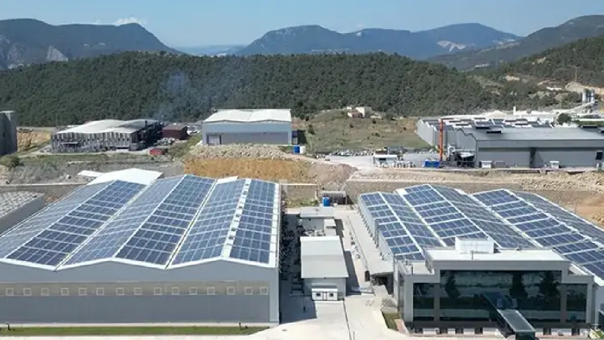 Katlanabilir Konteynerlerle Bir Tıra 12 Ev Sığdı