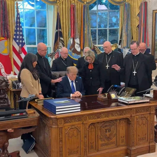 Katolik Piskoposlar Beyaz Saray'da Trump'a Dua Etti