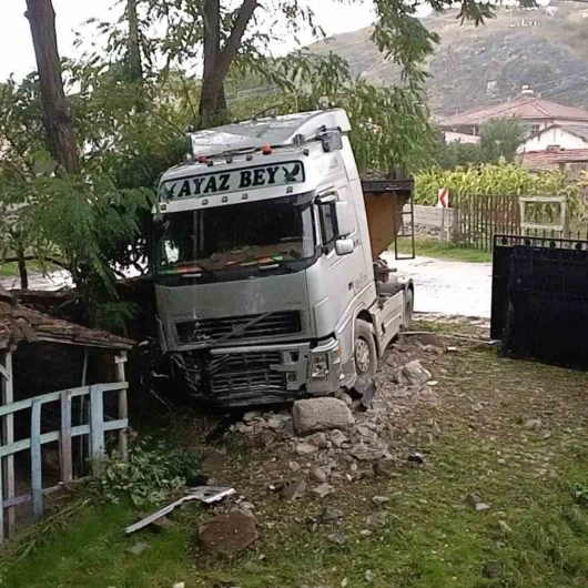 Kayan tır evin bahçesine girdi: Faciadan dönüldü