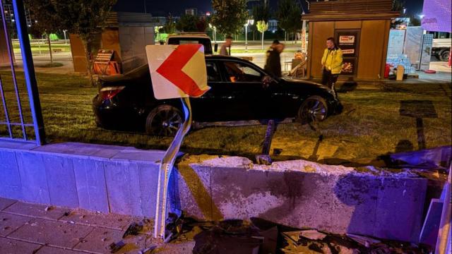 Kayseri'de alkollü sürücü kaldırıma çarpıp millet bahçesine uçtu