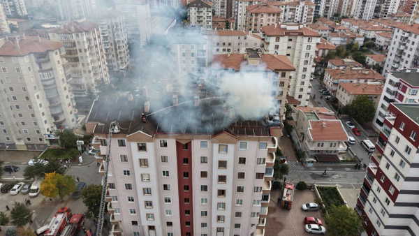 Kayseri'de 9 katlı apartmanın çatısında yangın: paniğe neden oldu