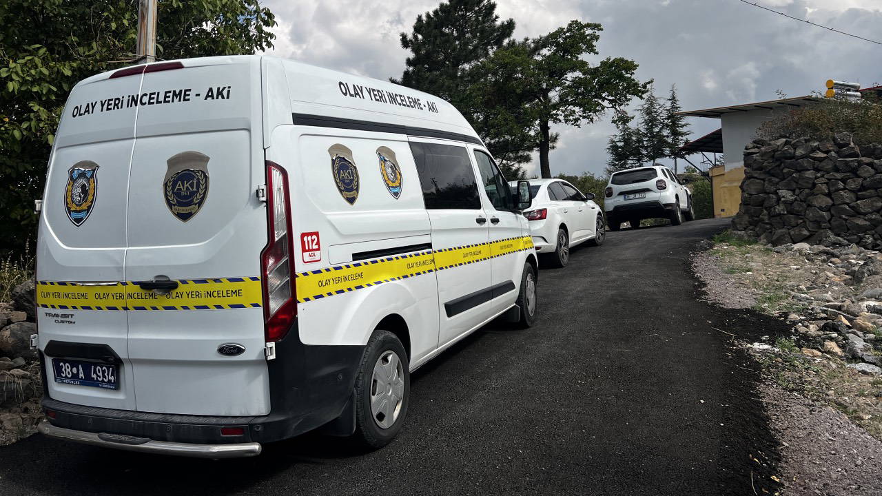 Kayseri'de babasının kucağında kayalık düşen taşla 3 yaşındaki çocuk öldü
