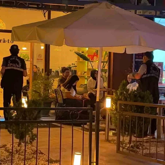 Kayseri'de Bıçaklı Kavga: 5 Kişiyle Tartışan Şahıs Kafeye Sığındı
