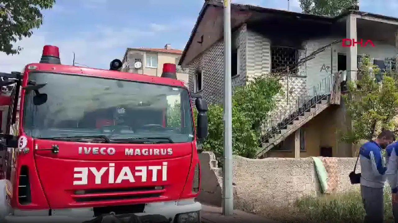 Kayseri'de 2 katlı evde yangın: Ev kullanılamaz hale geldi