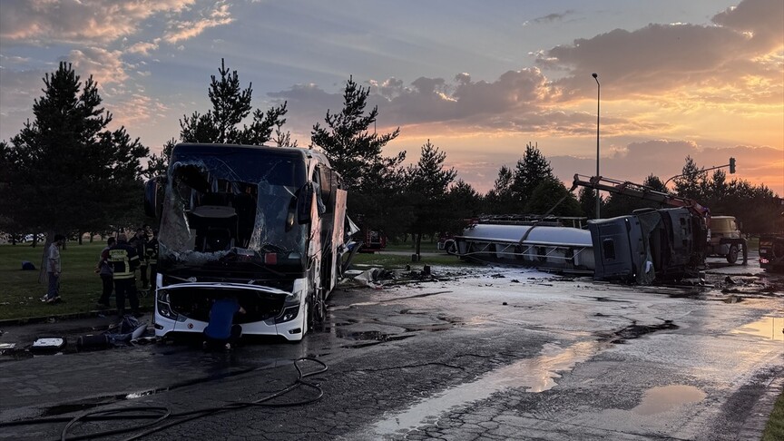 Kayseri'de Otobüs ile Tanker Çarpıştı: 35 Yaralı