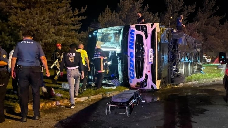 Kayseri'de Feci Kaza: Yolcu Otobüsü Yakıt Tankerine Çarptı, 35 Yaralı