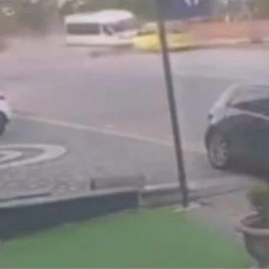 Kayseri'de Freni Patlayan Minibüs Taksiyi Sürükledi: 1 Yaralı