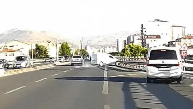 Kayseri'de Hafif Ticari Araç Bariyere Çarptı: Kaza Anı Kamerada