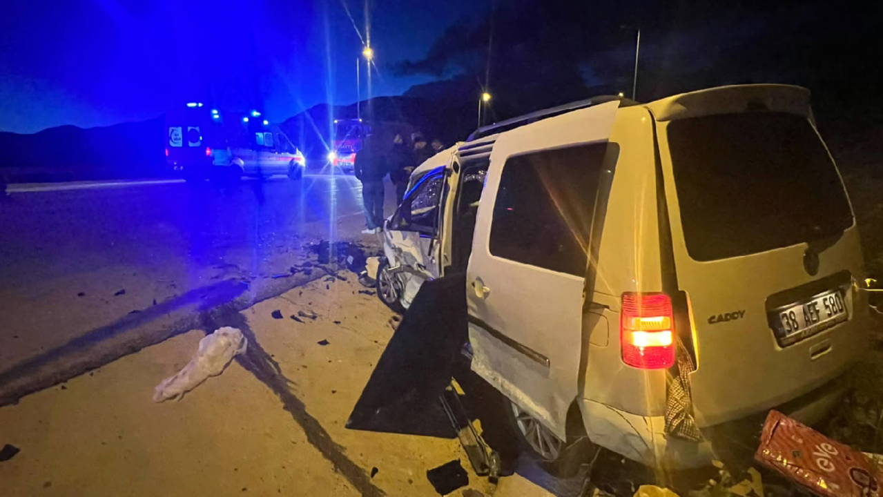 Kayseri'de Feci Kaza: Hafif Ticari Araç Otomobille Çarpıştı, 1 Ölü 6 Yaralı