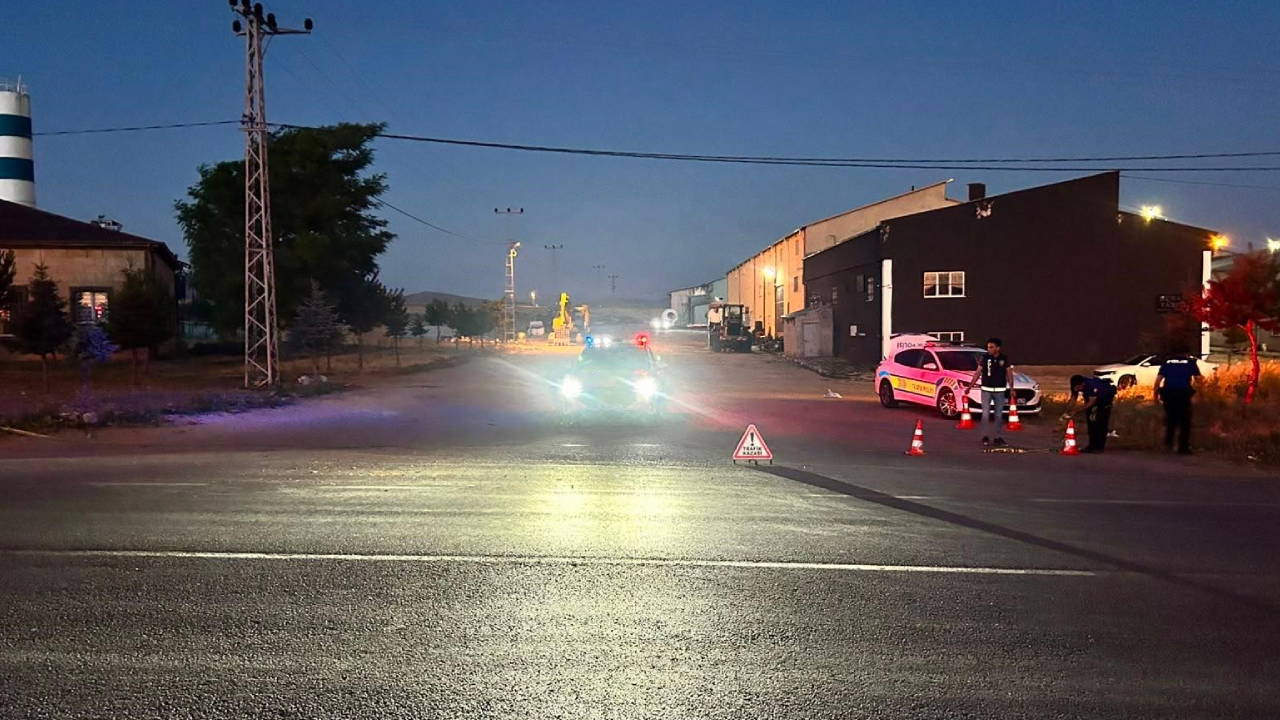 Kayseri'de kaza sonrası kaçmaya çalışan sürücü minibüsü polisin üzerine sürdü: 1 ölü, 2 yaralı