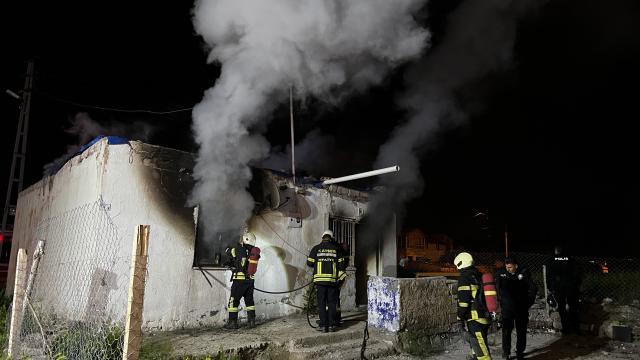 Kayseri Kocasinan'da metruk ev yangını itfaiye tarafından söndürüldü