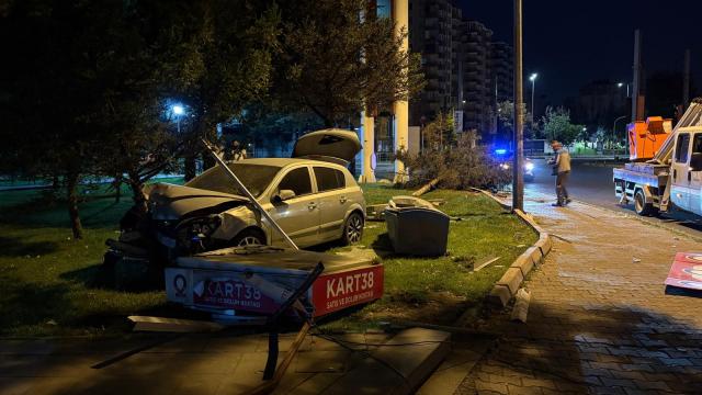 Kayseri'de Kontrolden Çıkan Otomobil Parka Daldı: Ağaçları Devirdi