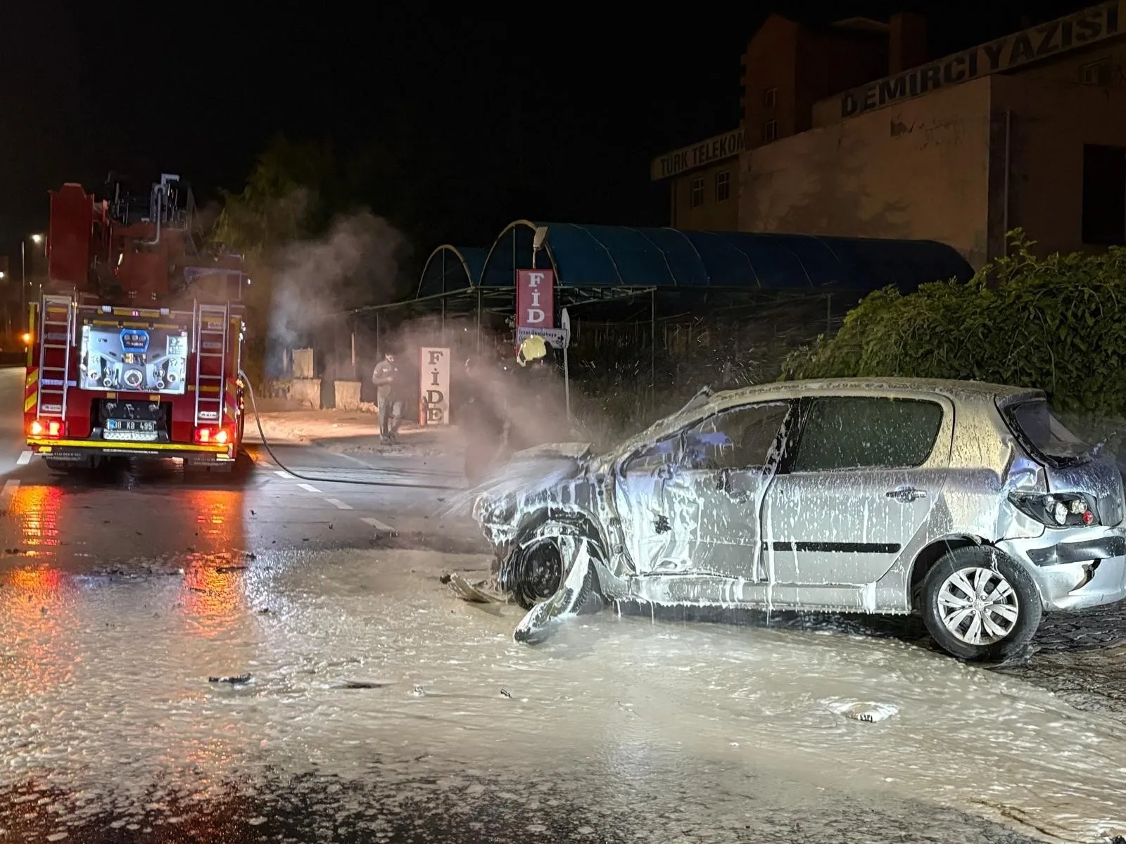 Kayseri'de kontrolden çıkan otomobil 3 araca çarpıp yandı: 2 yaralı