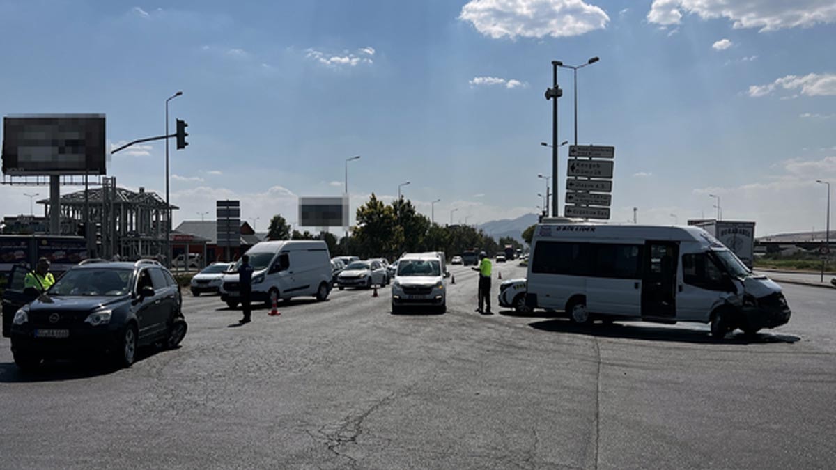 Kayseri'de Minibüs ile Otomobil Çarpıştı: 10 Yaralı