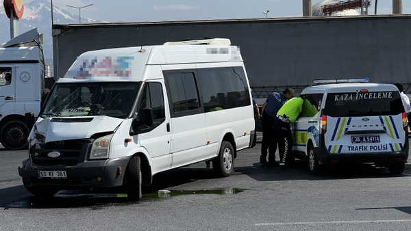 Kayseri'de minibüs ile otomobil çarpıştı: 8 yaralı